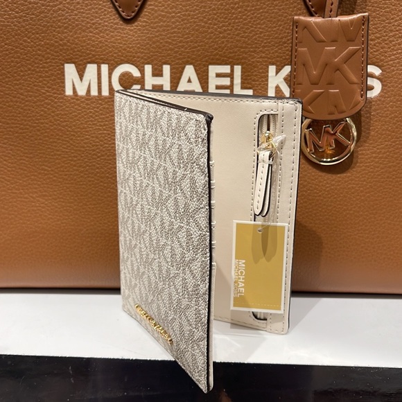 Michael Kors Jet Set Travel Passport Wallet
Light Cream Signature/Golden NWT - Picture 8 of 16